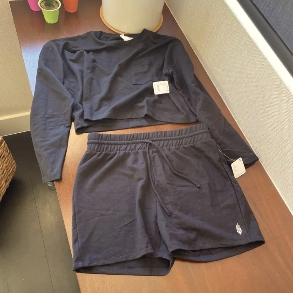 ❌sold❌FREE PEOPLE MOVEMENT SUNNY SET - BLACK
Long Sleeve Set - Picture 1 of 4
